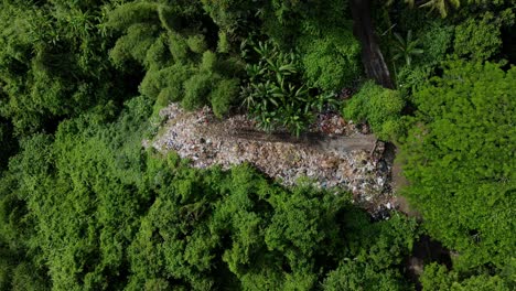 Haufen-Müllhalde-Inmitten-Tropischer-Wälder-In-Bali,-Indonesien