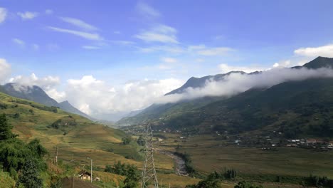 Hermoso-Tiro-De-Gran-Altitud-En-Las-Exuberantes-Y-Verdes-Montañas-Asiáticas-Con-Nubes-Colgando-Cerca-Del-Suelo