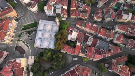 Djumaya-moschee-Von-Oben-Nach-Unten-Luftaufnahme-In-Der-Stadt-Plovdiv,-Bulgarien,-über-Dächern