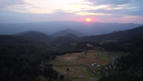 Atemberaubende-Hügelige-Berglandschaft-Der-Luftdrohne-Bei-Sonnenuntergang,-Bulgarien,-Plovdiv