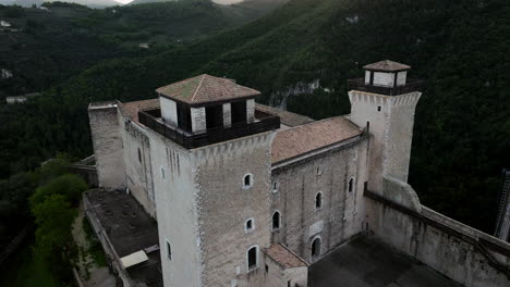 Rocca-Albornoziana-Medieval-Fortress-In-Spoleto,-Italy---aerial-shot