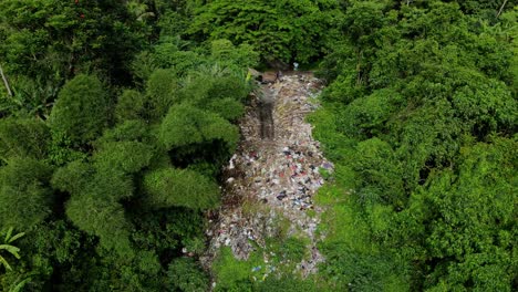 Illegale-Mülldeponie-In-Waldbergen-In-Der-Nähe-Der-Indonesischen-Stadt-Auf-Dem-Land