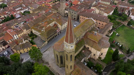 Vista-Aérea-De-La-Catedral-De-Arezzo-En-La-Ciudad-De-Arezzo-En-Toscana,-Italia---Disparo-De-Drones