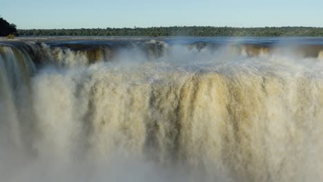 Hypnotischer-Zeitraffer-Des-Teufelskehlenwasserfalls-Im-Iguazu-nationalpark-Zoom-In-Neigung-Nach-Unten