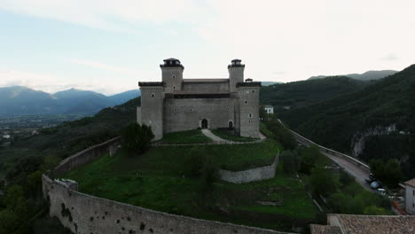 Imponente-Arquitectura-De-La-Fortaleza-De-Rocca-Albornoziana-En-Spoleto,-Italia