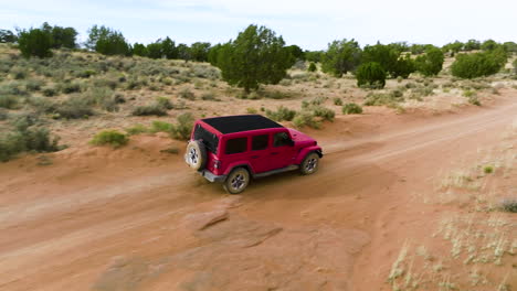 Jeep-Wrangler-Rojo-Conduciendo-Por-Un-Sendero-Todoterreno-Hasta-El-Bolsillo-Blanco-En-Utah,-Arizona