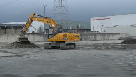 Excavadora-Trabajando-En-La-Obra-De-Construcción-De-Un-Edificio-En-Park-West,-Dublín,-Irlanda