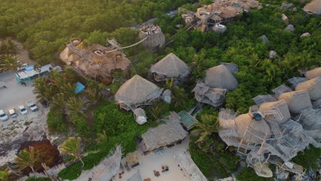 Luftaufnahme-Des-Azulik-Hotels-Nahe-Dem-Strand-In-Tulum,-Mexiko-Während-Des-Sonnenuntergangs