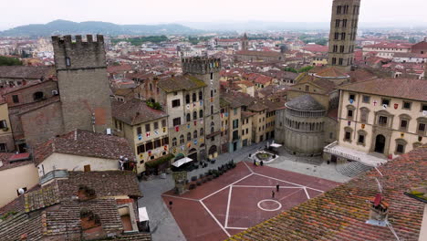 Piazza-Grande-Square-En-Arezzo,-Toscana,-Italia---Toma-Aérea-De-Drones