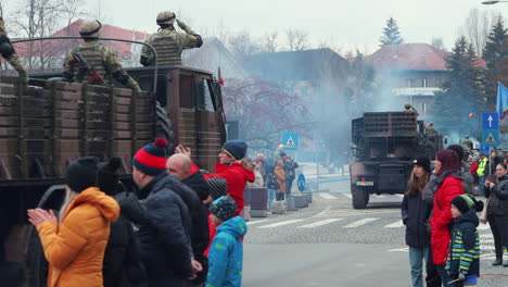 Vehículos-De-Transporte-Militar-Llevan-Soldados-En-El-Desfile-Del-Día-Nacional,-Miercurea-Ciuc,-Rumania