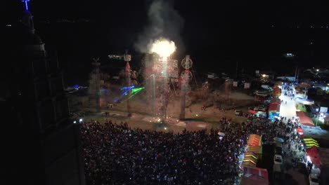 Luftaufnahme-Des-Frohen-Neuen-Jahres-Mit-Großer-Party-In-Mexiko-stadt-Mit-Hellem-Feuerwerk-Nachts-In-Einer-Metallischen-Struktur