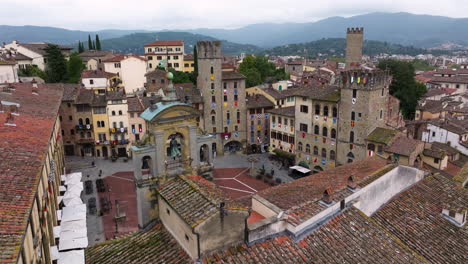 Plaza-Principal-Piazza-Grande-Con-Iglesia-Medieval-Y-Edificios-En-Arezzo,-Toscana,-Italia---Retroceso-Aéreo
