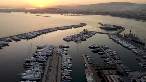 Eine-Fesselnde-Drohnenaufnahme-Des-Jachthafens-Von-Floisvos-Während-Eines-Wunderschönen-Sonnenuntergangs-In-Athen,-Griechenland