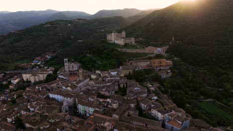 Von-Oben-Blick-Auf-Die-Stadt-Spoleto-In-Umbrien,-Italien-Bei-Sonnenaufgang---Drohne-Erschossen
