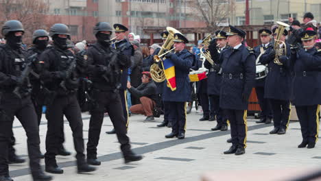 Armado,-Soldados-Uniformados-Marchan-En-El-Desfile-Del-Día-Nacional,-Miercurea-Ciuc,-Rumania