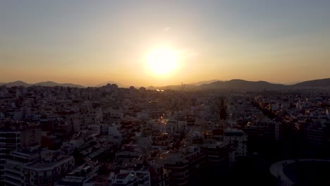 Eine-Atemberaubende-Luftaufnahme-Des-Sonnenuntergangs-über-Piräus,-Griechenland