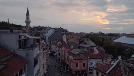 Die-Malerische-Altstadt-Von-Plovdiv,-Die-über-Der-Straße-Mit-Der-Djumaya-Moschee-Fliegt