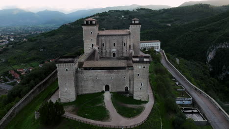 Volar-Sobre-El-Castillo-Rocca-Albornoziana-En-El-Valle-De-Spoleto-Durante-El-Amanecer-En-Umbría,-Italia