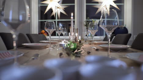Weihnachtlich-Geschmückter-Tisch-Zu-Hause-Mit-Kerzen,-Zubereitung-Des-Familienessens,-Dolly-Shot