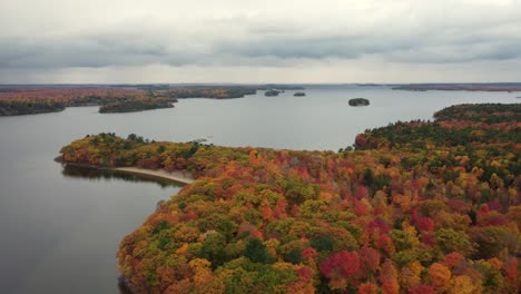 Waldwipfel-In-Allen-Farben-An-Den-Großen-Seen-Nordamerikas,-Dem-Lake-Huron