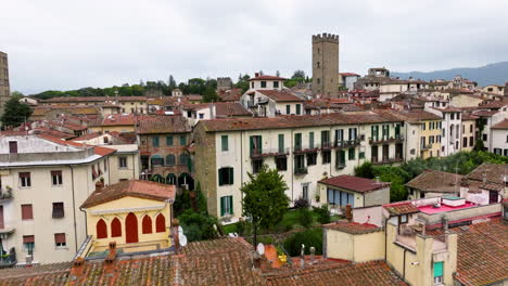 Fliegen-über-Häuser-In-Der-Stadt-Arezzo-In-Der-Toskana,-Italien---Luftdrohnenaufnahme