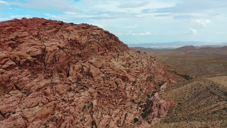 Filmische-Drohnenaufnahme-Der-Großartigen-Felsformationen-Und-Friedlichen-Täler-Im-Red-Rock-Canyon-National-Conservation-Area,-Nevada
