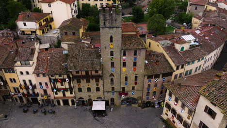 Edificios-Antiguos-En-La-Plaza-Piazza-Grande-En-Arezzo,-Toscana,-Italia---Toma-Aérea-De-Drones