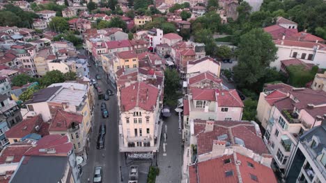 Sensationelle-Luft,-Die-Tief-über-Bulgarischen-Häusern-In-Den-Straßen-Von-Plovdiv-Fliegt