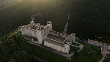 Vista-Aérea-Del-Castillo-De-Rocca-Albornoziana-En-Spoleto,-Italia-Al-Amanecer---Disparo-De-Drones