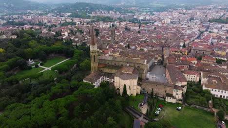 Aerial-Panorama-Of-Duomo-di-Arezzo-Cathedral-In-The-Historic-Center-Of-Arezzo-In-Tuscany,-Italy