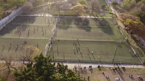 Jugadoras-De-Fútbol-Entrenando-En-El-Campo-De-Fútbol-En-El-Parque-Argentino