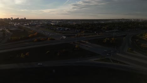 Luftbild-über-Die-Stadt-Bei-Sonnenuntergang-Mit-Sich-Kreuzenden-Autobahnen