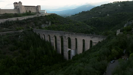 Roman-Bridge-Ponte-delle-Torri-In-Spoleto,-Italy-During-Sunrise---aerial-pullback