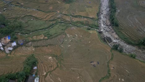 Atemberaubende-Luftaufnahme-Der-Felder-Und-Wunderschönen-Bewölkten-Berge-Im-Dorf-Sapa,-Vietnam