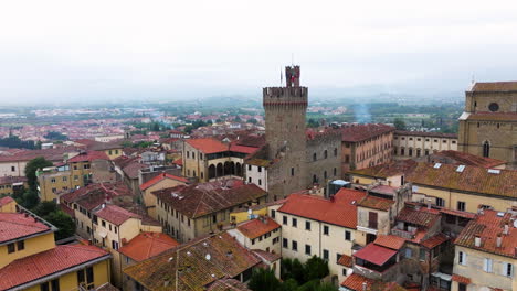 Aerial-View-Of-The-Historic-City-Center-Of-Arezzo-In-Tuscany,-Italy---drone-shot