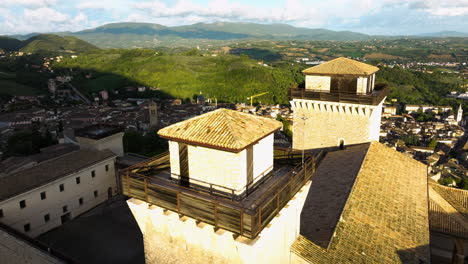 Panoramic-City-Views-And-The-Medieval-Fortress-Rocca-Albornoziana-In-Spoleto,-Italy-During-Sunrise