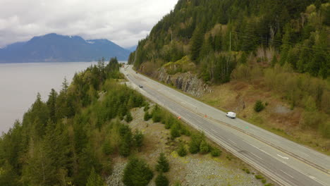 Luftaufnahme-Von-Autos,-Die-Auf-Einem-Malerischen-Highway-Entlang-Der-Wunderschönen-Pazifikküste-In-British-Columbia-Fahren