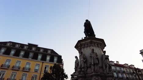 A-Monumental-Statue-Of-Epic-Poet-Luis-de-Camoes-In-The-Plaza-Of-Lisbon,-Portugal