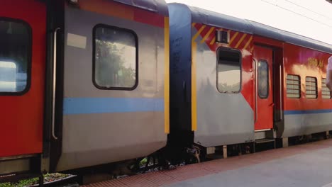 Der-Indische-Passagier-Rajdhani-Schnellzug,-Der-Abends-Am-Bahnhof-Auf-Der-Strecke-Steht,-Wird-Am-22.-Mai-2022-Am-Bahnhof-Kamakhya-In-Assam,-Indien,-Aus-Einem-Flachwinkelvideo-Aufgenommen