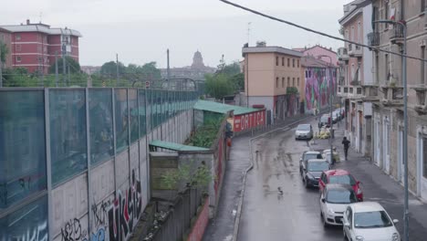 Vorortstraße-Mit-Graffiti,-Geparkten-Menschen-Und-Autos-In-Mailand,-Ansicht-Von-Oben
