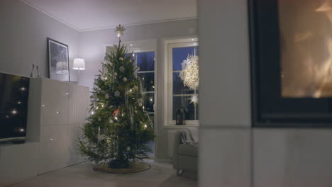 Stilvolles-Skandinavisches-Wohnzimmer-Mit-Weihnachtlich-Dekoriertem-Kamin