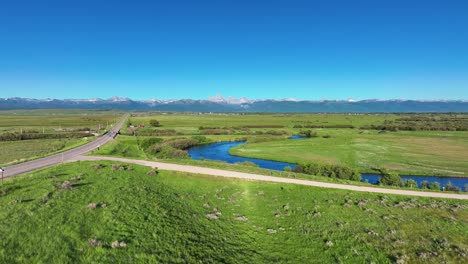 Luftaufnahme-Des-Flusses,-Der-Durch-Ländliche-Felder-In-Saint-Anthony,-Idaho,-Vereinigte-Staaten-Fließt---Drohnenaufnahme