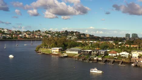 Beautiful-aerial-landscape-shot,-panning-view-from-Bulimba-towards-Hamilton-capturing-affluent-riverside-residential-neighborhoods-in-daytime,-Brisbane-city,-Queensland,-Australia