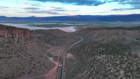 Antena-Sobre-La-Carretera-Gap-Hacia-El-Pequeño-Lago-Salado-En-El-Condado-De-Hierro,-Utah