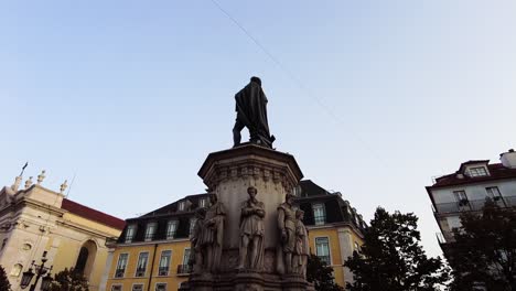 Estatua-De-Bronce-De-Luis-De-Camoes-En-La-Plaza-Pombalina-En-Lisboa,-Portugal