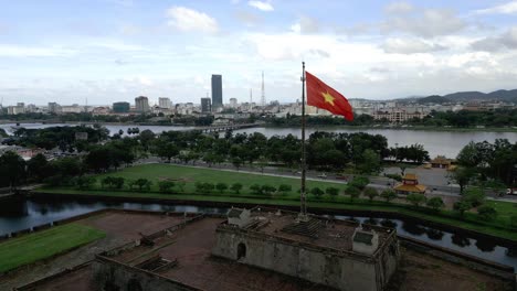 Die-Vietnamesische-Flagge-Weht-Bei-Tageslicht-Stolz-In-Der-Stadt-Hué-Im-Wind