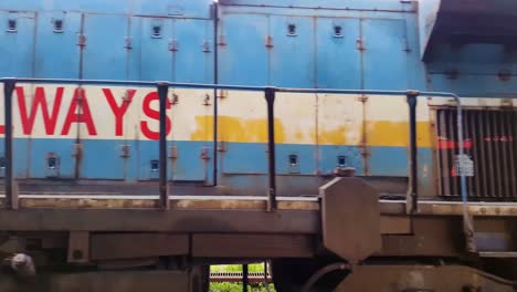 Tren-Expreso-De-Pasajeros-Indio-Que-Sale-De-La-Estación-En-La-Vía-Por-La-Noche-Desde-Un-Video-De-ángulo-Plano-Tomado-En-La-Estación-De-Tren-Kamakhya-Assam-India-El-22-De-Mayo-De-2022