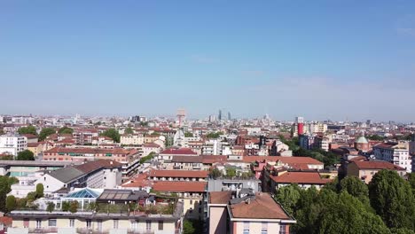 Mehrfamilienhäuser-In-Den-Vororten-Der-Stadt-Mailand-Und-Herumfliegender-Vogel,-Luftbild