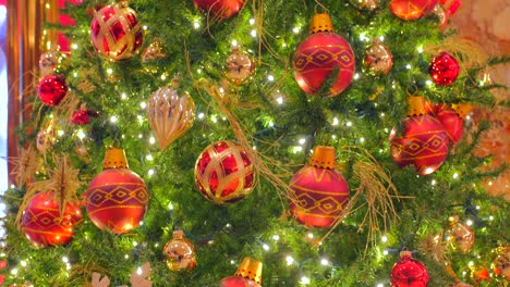 Schöne-Und-Elegante-Weihnachtsverzierungen,-Die-Mit-Leuchtenden-Lichtern-Am-Baum-Hängen