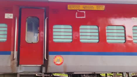 Indischer-Passagier-Schnellzugkreuzungsbahnhof-Auf-Der-Strecke-Am-Abend-Aus-Einem-Flachwinkelvideo-Wird-Am-22.-Mai-2022-Am-Bahnhof-Kamakhya-In-Assam-Indien-Aufgenommen